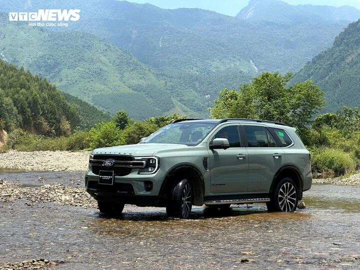 Ford Everest thêm bản máy xăng 300 mã lực, giá về Việt Nam hơn 1,6 tỷ đồng Ford Everest thêm bản máy xăng 300 mã lực, giá về Việt Nam hơn 1,6 tỷ đồng