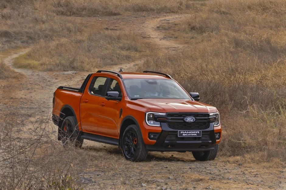 Gần 800 xe Ranger và Everest gặp lỗi có thể gây giảm tầm nhìn khi trời mưa