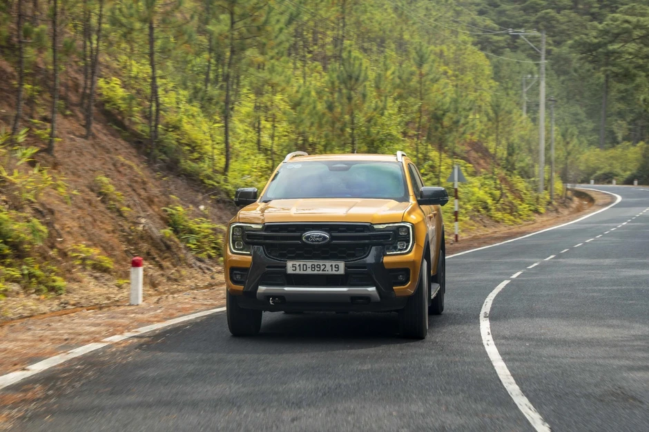 Gần 800 xe Ranger và Everest gặp lỗi có thể gây giảm tầm nhìn khi trời mưa