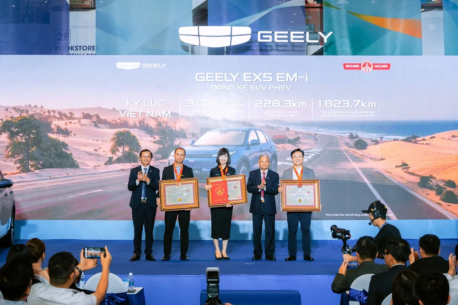 Geely Việt Nam xác lập 3 kỷ lục Việt Nam với dòng xe SUV PHEV Geely EX5 EM-i Geely Việt Nam xác lập 3 kỷ lục Việt Nam với dòng xe SUV PHEV Geely EX5 EM-i