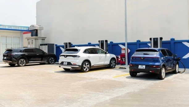 Giá dễ tiếp cận, sạc 0 đồng: Bài toán sở hữu ô tô đầu tiên nhẹ hơn với xe điện VinFast Giá dễ tiếp cận, sạc 0 đồng: Bài toán sở hữu ô tô đầu tiên nhẹ hơn với xe điện VinFast