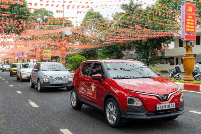 Giá dễ tiếp cận, sạc 0 đồng: Bài toán sở hữu ô tô đầu tiên nhẹ hơn với xe điện VinFast Giá dễ tiếp cận, sạc 0 đồng: Bài toán sở hữu ô tô đầu tiên nhẹ hơn với xe điện VinFast