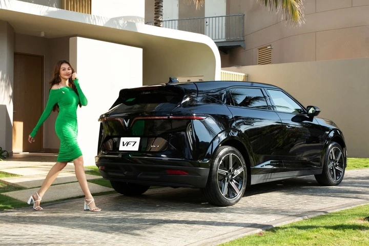 Giá xe VinFast VF 7 mới nhất tháng 8/2026 Giá xe VinFast VF 7 mới nhất tháng 8/2026