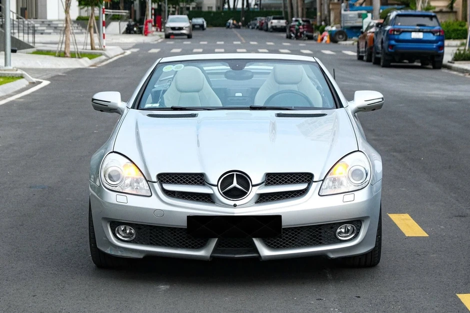 Hàng hiếm Mercedes-Benz SLK 350 sau 17 năm vẫn được rao giá gần 1 tỷ đồng Hàng hiếm Mercedes-Benz SLK 350 sau 17 năm vẫn được rao giá gần 1 tỷ đồng