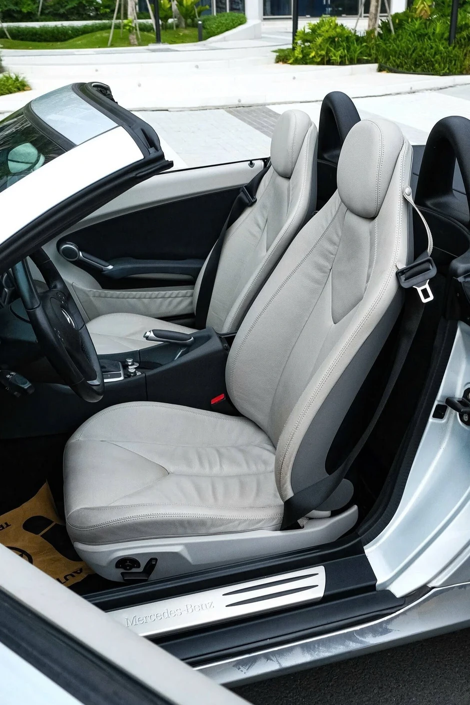 Hàng hiếm Mercedes-Benz SLK 350 sau 17 năm vẫn được rao giá gần 1 tỷ đồng Hàng hiếm Mercedes-Benz SLK 350 sau 17 năm vẫn được rao giá gần 1 tỷ đồng