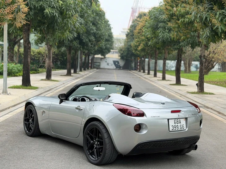Hàng hiếm Pontiac Solstice tại Việt Nam: Dùng hộp số sàn 5 cấp, động cơ nâng cấp mạnh hơn 300 mã lực Hàng hiếm Pontiac Solstice tại Việt Nam: Dùng hộp số sàn 5 cấp, động cơ nâng cấp mạnh hơn 300 mã lực