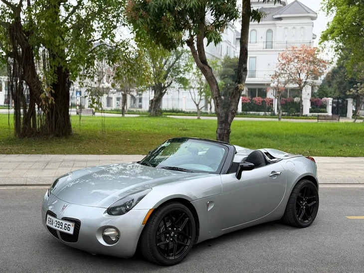 Hàng hiếm Pontiac Solstice tại Việt Nam: Dùng hộp số sàn 5 cấp, động cơ nâng cấp mạnh hơn 300 mã lực Hàng hiếm Pontiac Solstice tại Việt Nam: Dùng hộp số sàn 5 cấp, động cơ nâng cấp mạnh hơn 300 mã lực
