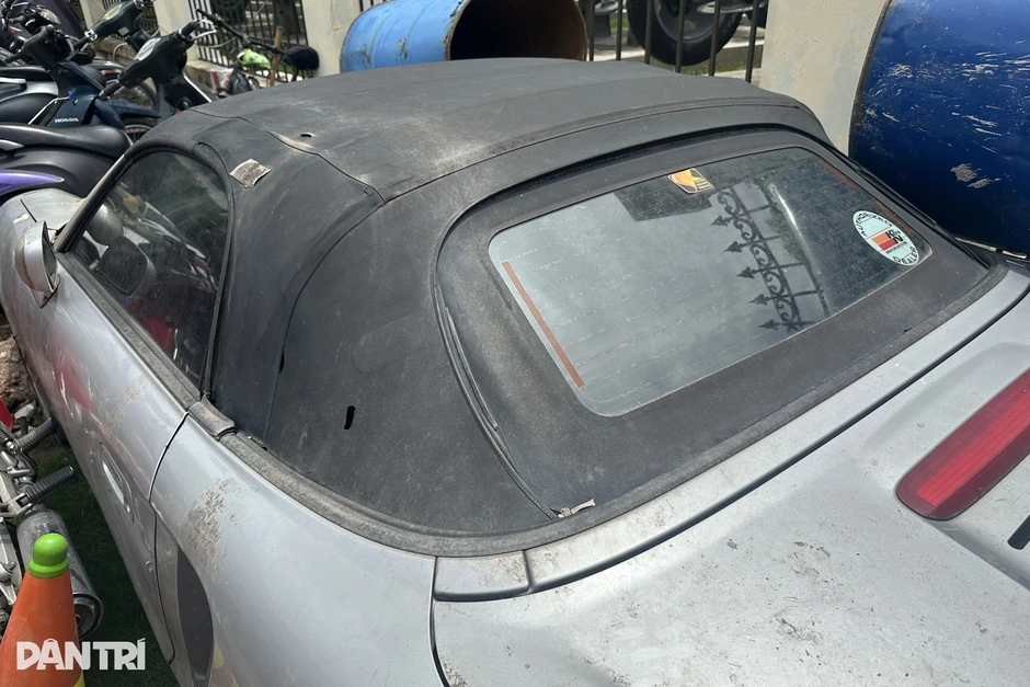 Hàng hiếm Toyota MR-S bị bỏ hoang hơn 10 năm tại Hà Nội Hàng hiếm Toyota MR-S bị bỏ hoang hơn 10 năm tại Hà Nội