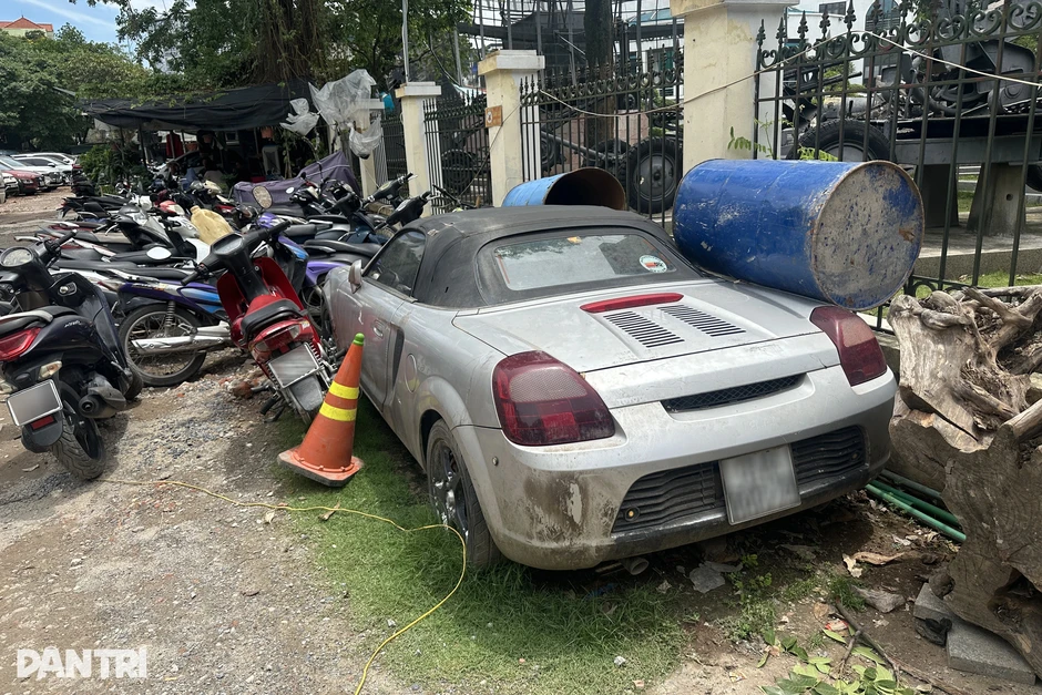Hàng hiếm Toyota MR-S bị bỏ hoang hơn 10 năm tại Hà Nội Hàng hiếm Toyota MR-S bị bỏ hoang hơn 10 năm tại Hà Nội