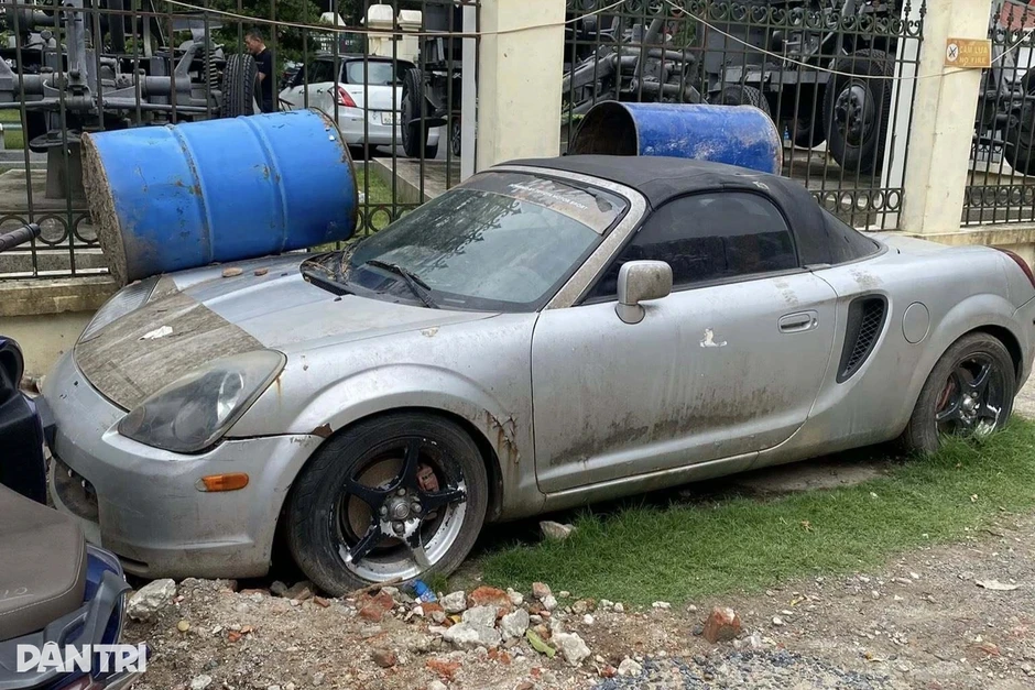 Hàng hiếm Toyota MR-S bị bỏ hoang hơn 10 năm tại Hà Nội Hàng hiếm Toyota MR-S bị bỏ hoang hơn 10 năm tại Hà Nội
