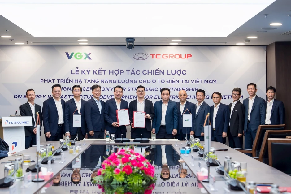 Hàng nghìn cửa hàng xăng dầu có thể trở thành điểm phục vụ xe điện: TC Group bắt tay liên doanh có Petrolimex, Xuân Cầu, Selex Motors Hàng nghìn cửa hàng xăng dầu có thể trở thành điểm phục vụ xe điện: TC Group bắt tay liên doanh có Petrolimex, Xuân Cầu, Selex Motors