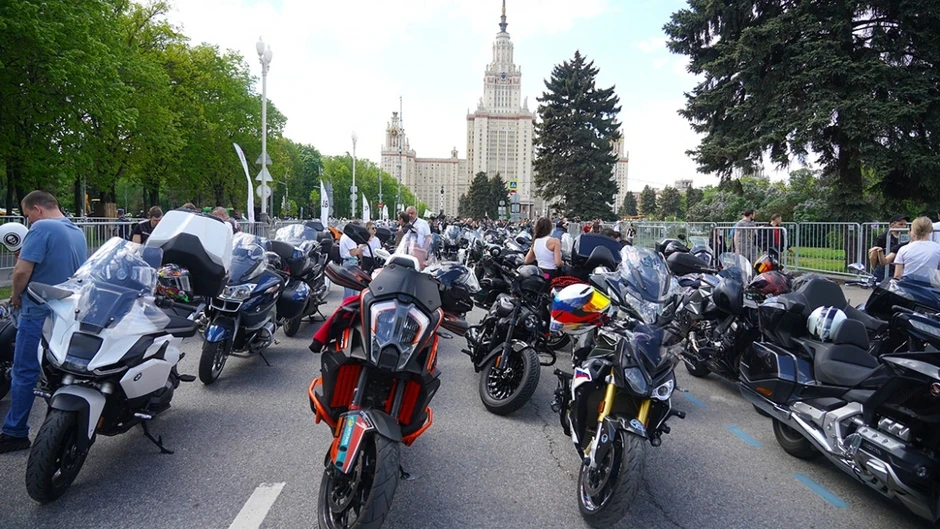 Hàng nghìn người lái mô tô diễu hành quanh thủ đô Moscow, Nga Hàng nghìn người lái mô tô diễu hành quanh thủ đô Moscow, Nga
