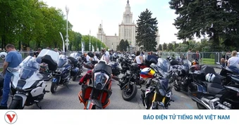 Hàng nghìn người lái mô tô diễu hành quanh thủ đô Moscow, Nga