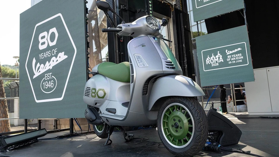 Hàng nghìn xe Vespa quy tụ tại thủ đô Roma Hàng nghìn xe Vespa quy tụ tại thủ đô Roma