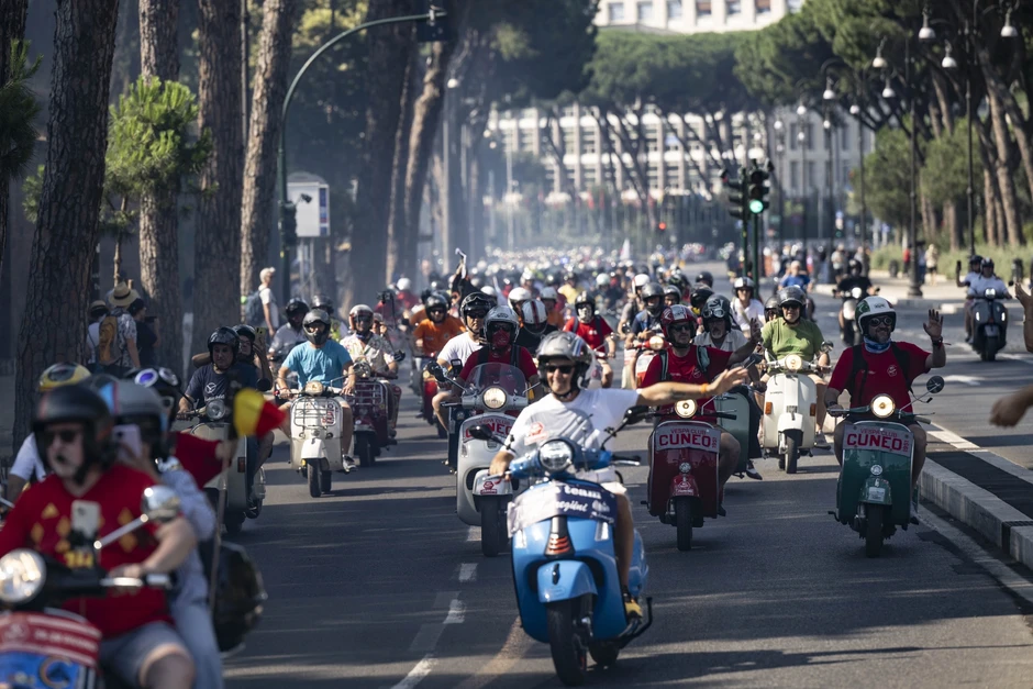 Hàng nghìn xe Vespa quy tụ tại thủ đô Roma Hàng nghìn xe Vespa quy tụ tại thủ đô Roma