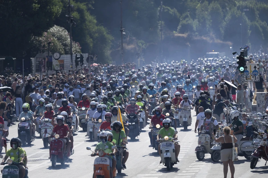 Hàng nghìn xe Vespa quy tụ tại thủ đô Roma Hàng nghìn xe Vespa quy tụ tại thủ đô Roma