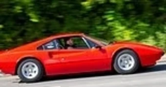 Hàng xóm chơi Ferrari thường nổ máy lúc sáng sớm, đêm khuya khiến cả khu mất ngủ