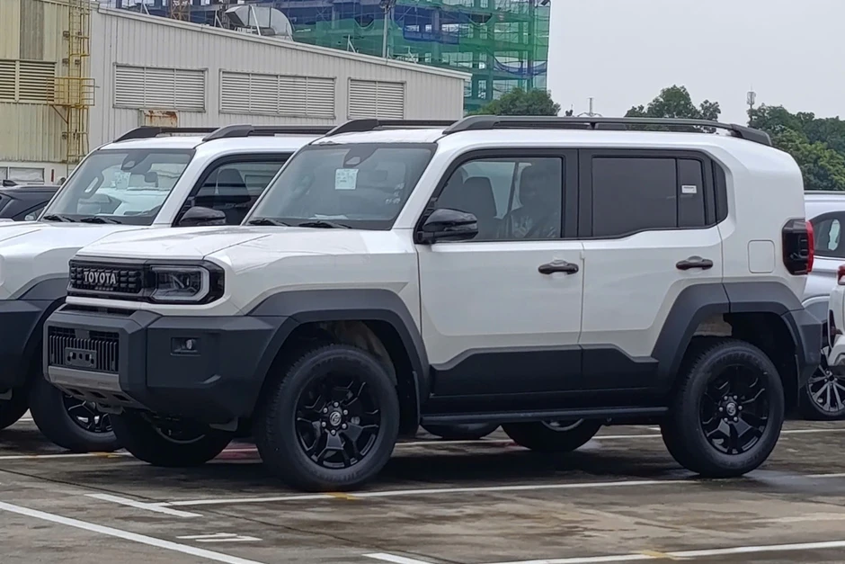Hình ảnh lô xe Toyota Land Cruiser cỡ nhỏ đầu tiên về Việt Nam Hình ảnh lô xe Toyota Land Cruiser cỡ nhỏ đầu tiên về Việt Nam