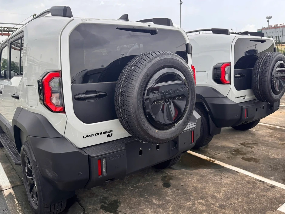 Hình ảnh lô xe Toyota Land Cruiser cỡ nhỏ đầu tiên về Việt Nam Hình ảnh lô xe Toyota Land Cruiser cỡ nhỏ đầu tiên về Việt Nam