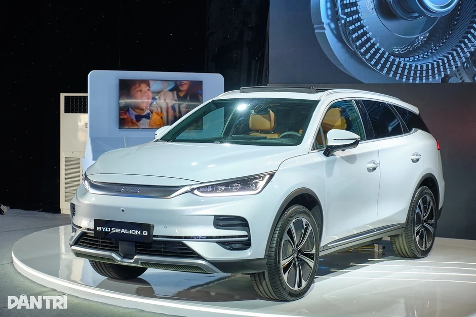 Hình ảnh xe BYD Tang kéo lê cụm mô-tơ điện gây tranh cãi Hình ảnh xe BYD Tang kéo lê cụm mô-tơ điện gây tranh cãi
