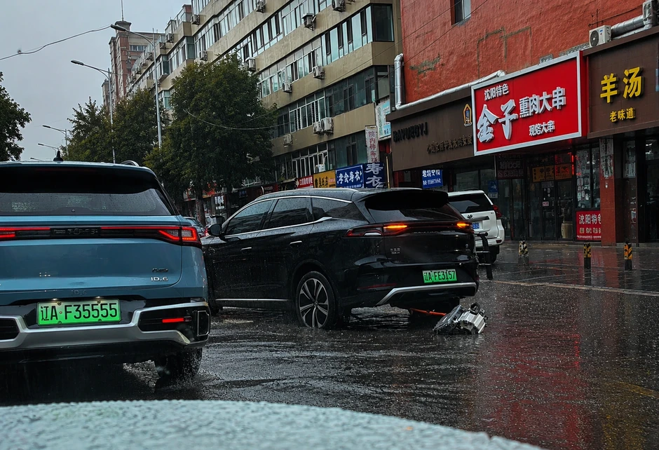 Hình ảnh xe BYD Tang kéo lê cụm mô-tơ điện gây tranh cãi Hình ảnh xe BYD Tang kéo lê cụm mô-tơ điện gây tranh cãi