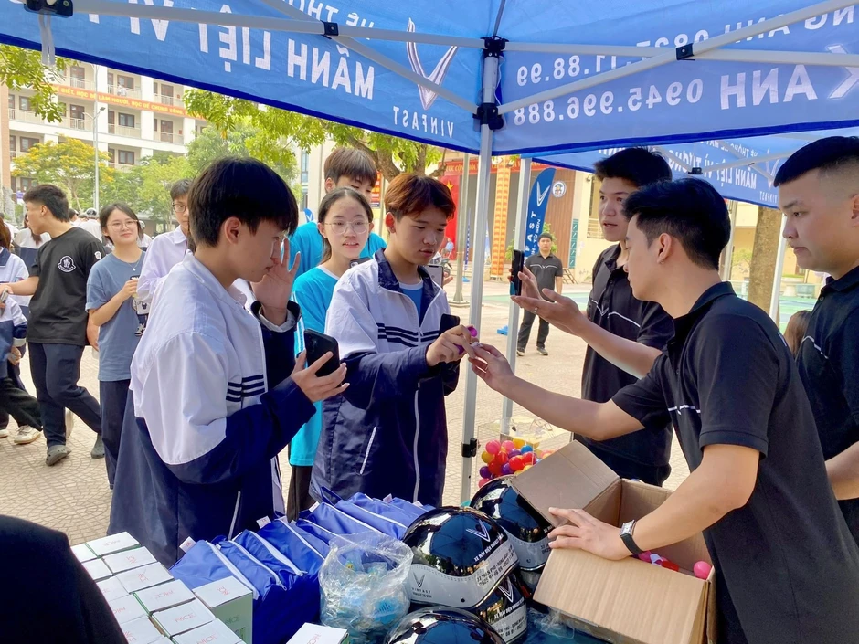Học sinh Bắc Ninh thử xe điện VinFast tại sự kiện “Phủ xanh trường học 2026”
