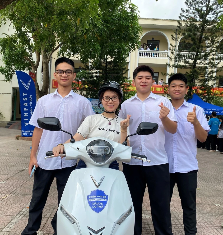 Học sinh Bắc Ninh thử xe điện VinFast tại sự kiện “Phủ xanh trường học 2026”