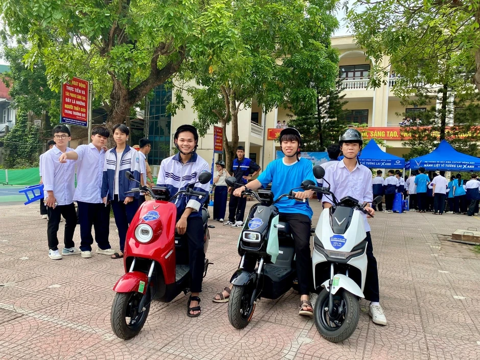 Học sinh Bắc Ninh thử xe điện VinFast tại sự kiện “Phủ xanh trường học 2026”