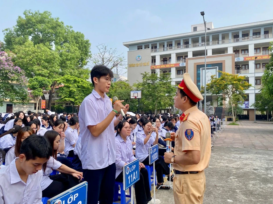 Học sinh Bắc Ninh thử xe điện VinFast tại sự kiện “Phủ xanh trường học 2026”