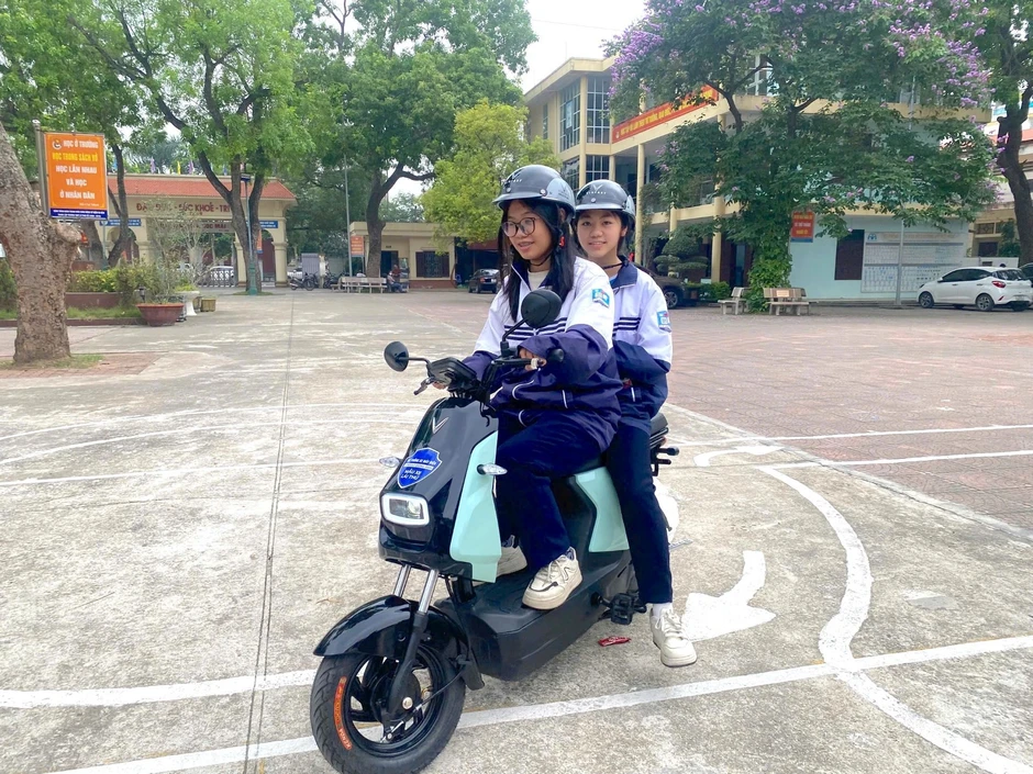 Học sinh Bắc Ninh thử xe điện VinFast tại sự kiện “Phủ xanh trường học 2026”