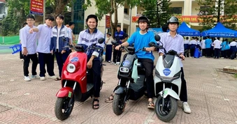 Học sinh Bắc Ninh thử xe điện VinFast tại sự kiện “Phủ xanh trường học 2026”
