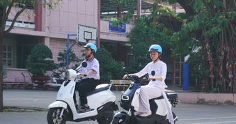 Học sinh TP.HCM thích thú trải nghiệm xe máy điện VinFast, mẫu xe mới Amio gây 'sốt'