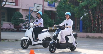 Học sinh TPHCM trải nghiệm xe máy điện mới Amio của VinFast