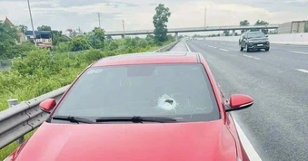 Hòn đá xuyên thủng kính lái ô tô trên đường cao tốc