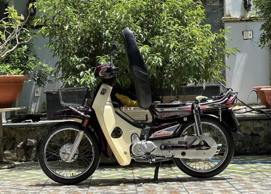 Honda Dream Thái đời 1993 nguyên bản hiếm có, giá gần 500 triệu đồng Honda Dream Thái đời 1993 nguyên bản hiếm có, giá gần 500 triệu đồng