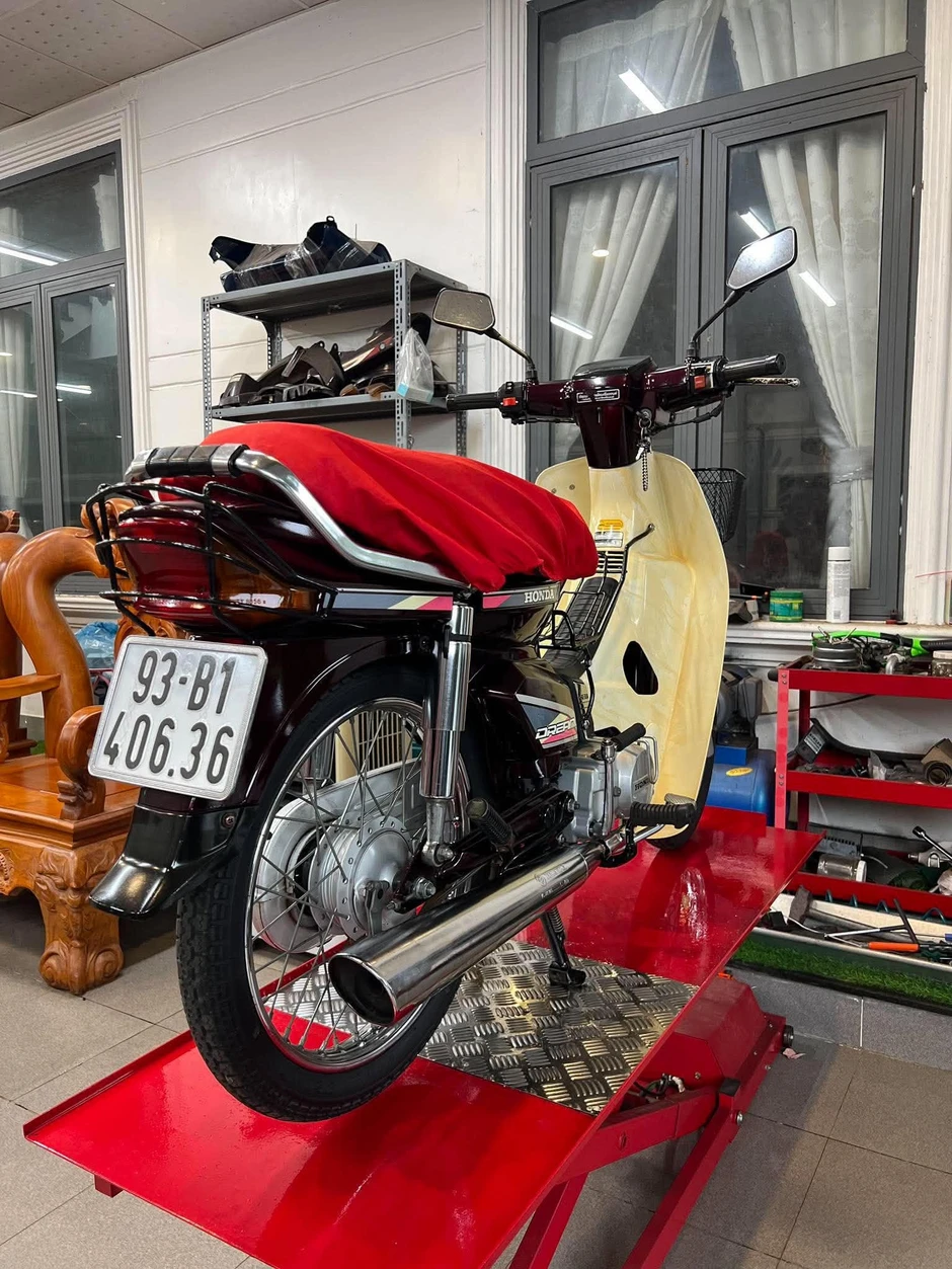 Honda Dream Thái đời 1993 nguyên bản hiếm có, giá gần 500 triệu đồng Honda Dream Thái đời 1993 nguyên bản hiếm có, giá gần 500 triệu đồng