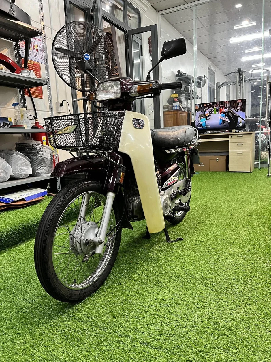 Honda Dream Thái đời 1993 nguyên bản hiếm có, giá gần 500 triệu đồng Honda Dream Thái đời 1993 nguyên bản hiếm có, giá gần 500 triệu đồng