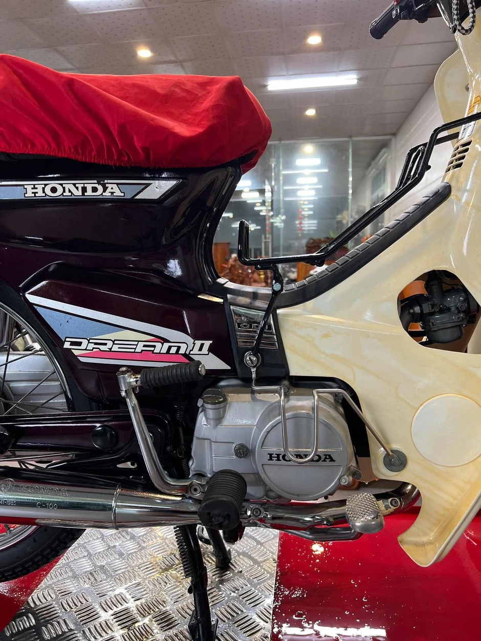 Honda Dream Thái đời 1993 nguyên bản hiếm có, giá gần 500 triệu đồng Honda Dream Thái đời 1993 nguyên bản hiếm có, giá gần 500 triệu đồng