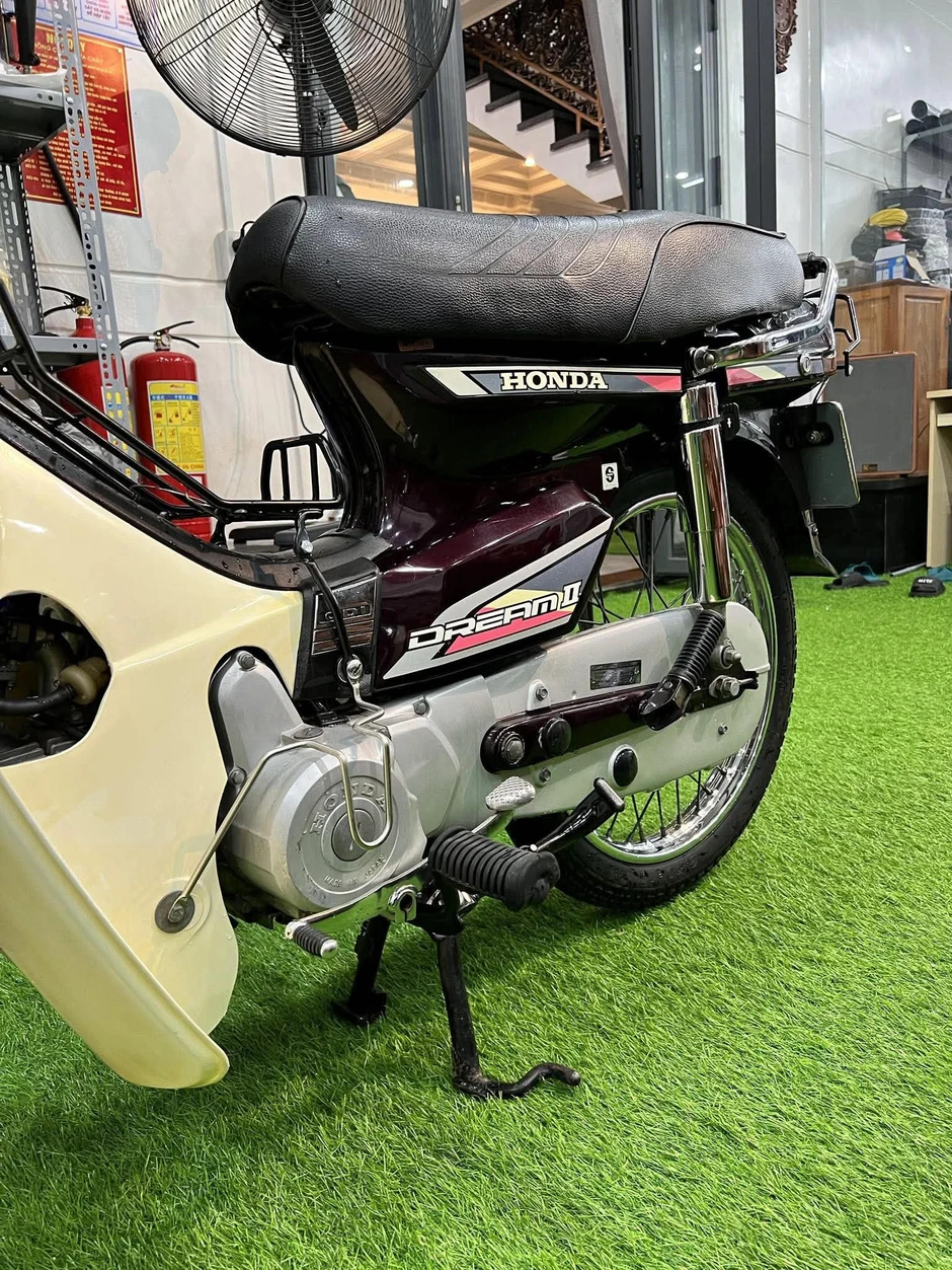 Honda Dream Thái đời 1993 nguyên bản hiếm có, giá gần 500 triệu đồng Honda Dream Thái đời 1993 nguyên bản hiếm có, giá gần 500 triệu đồng