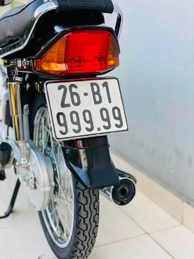 Honda Dream Việt 13 năm tuổi biển ngũ quý 9 được chào giá 245 triệu đồng Honda Dream Việt 13 năm tuổi biển ngũ quý 9 được chào giá 245 triệu đồng