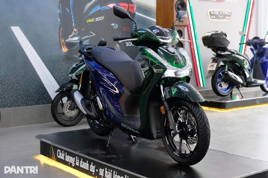 Honda SH150i hai tông màu mở bán tại đại lý tư nhân, giá 235 triệu đồng