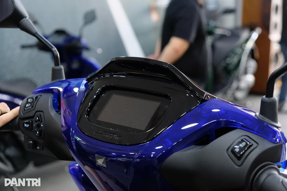 Honda SH150i hai tông màu mở bán tại đại lý tư nhân, giá 235 triệu đồng