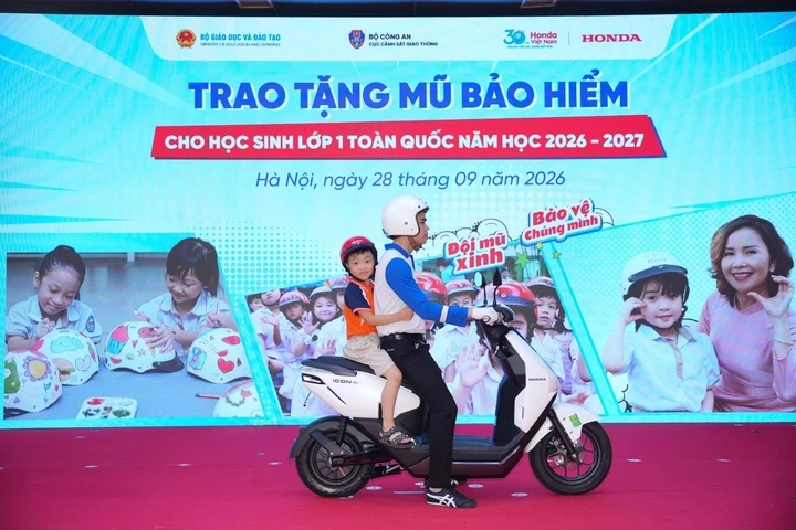 Honda Việt Nam trao 1,8 triệu mũ bảo hiểm cho học sinh lớp Một năm học 2026-2027 Honda Việt Nam trao 1,8 triệu mũ bảo hiểm cho học sinh lớp Một năm học 2026-2027