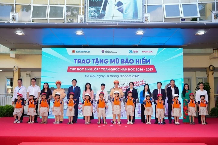 Honda Việt Nam trao 1,8 triệu mũ bảo hiểm cho học sinh lớp Một năm học 2026-2027 Honda Việt Nam trao 1,8 triệu mũ bảo hiểm cho học sinh lớp Một năm học 2026-2027