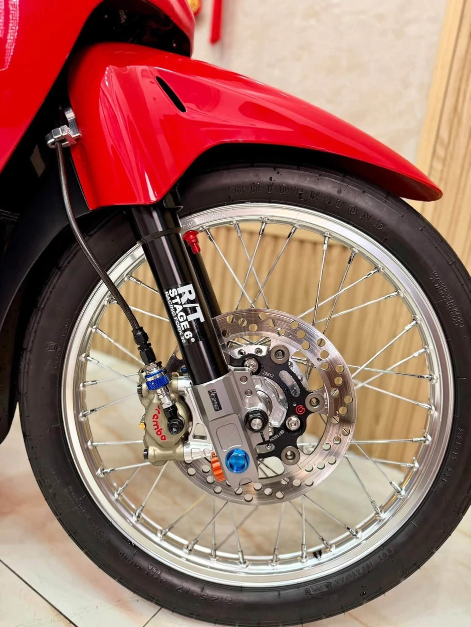 Honda Wave 125 đời 2005 lên dàn đồ hiệu hơn 500 triệu đồng Honda Wave 125 đời 2005 lên dàn đồ hiệu hơn 500 triệu đồng