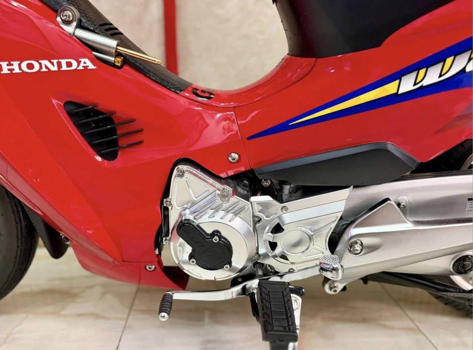 Honda Wave 125 đời 2005 lên dàn đồ hiệu hơn 500 triệu đồng Honda Wave 125 đời 2005 lên dàn đồ hiệu hơn 500 triệu đồng