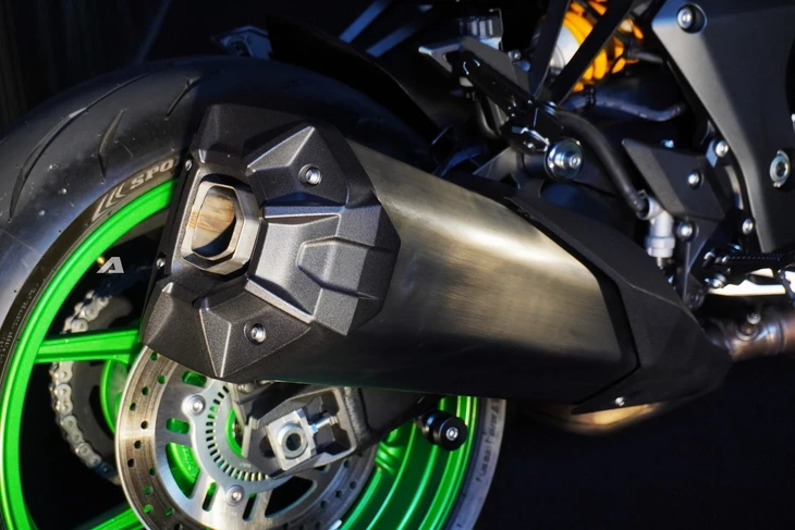 Kawasaki Z1100 SE ra mắt Việt Nam: Có trang bị như ô tô, giá ngang Hyundai Grand i10 Kawasaki Z1100 SE ra mắt Việt Nam: Có trang bị như ô tô, giá ngang Hyundai Grand i10