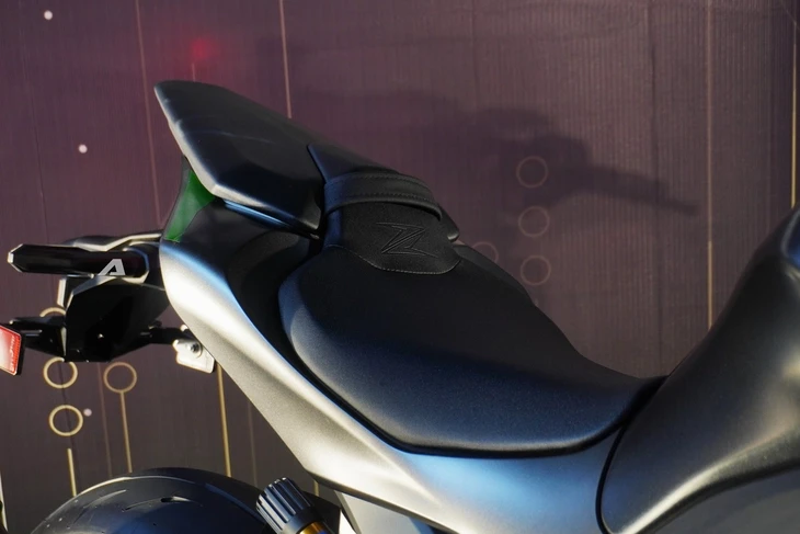 Kawasaki Z1100 SE ra mắt Việt Nam: Có trang bị như ô tô, giá ngang Hyundai Grand i10 Kawasaki Z1100 SE ra mắt Việt Nam: Có trang bị như ô tô, giá ngang Hyundai Grand i10