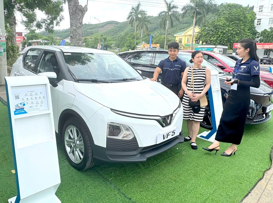 Khách hàng Nghệ An hào hứng lái thử VinFast VF 5 Khách hàng Nghệ An hào hứng lái thử VinFast VF 5