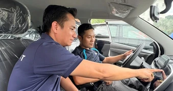 Khách hàng Nghệ An hào hứng lái thử VinFast VF 5